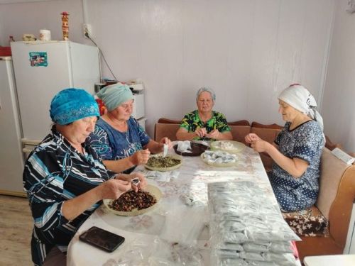 Чутай волонтерлары егетләргә коры аш, үлән чәйләре әзерли