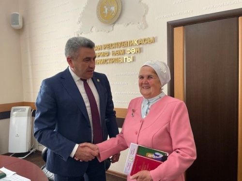 Эш сөйгәнне —  ил сөяр