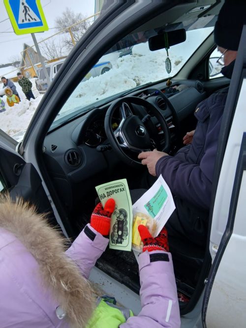 Яңгул авылында балалар машина йөртүчеләргә хатлар өләште