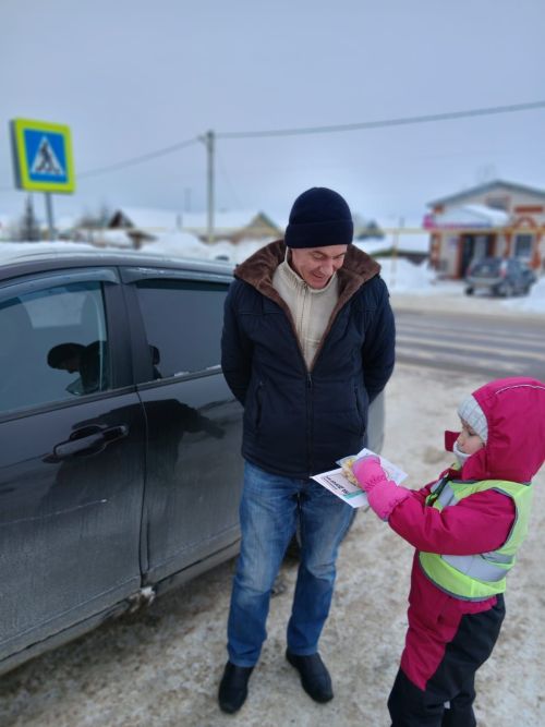 Яңгул авылында балалар машина йөртүчеләргә хатлар өләште