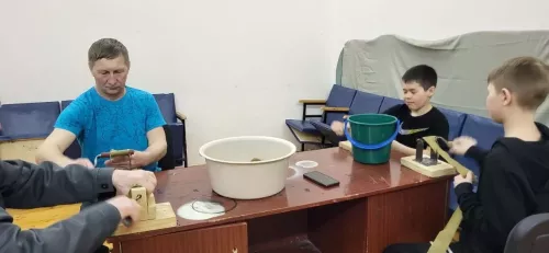 Чапшарлылар кабат сетка үргән, чәйләр тутырган