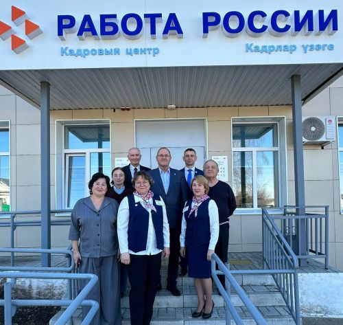 Район башлыгы хезмәт һәм мәшгульлек үзәге коллективын бәйрәм белән тәбрикләп, бүләкләр тапшырды