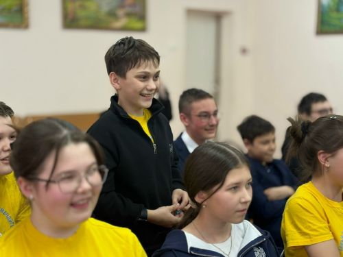 Карадуган гимназиясе укучыларының белемнәрен тикшергәннәр
