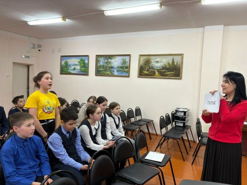 Карадуган гимназиясе укучыларының белемнәрен тикшергәннәр