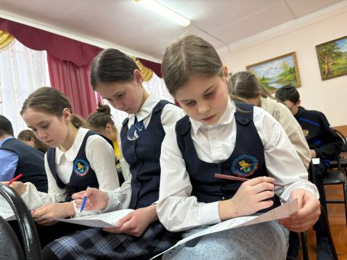 Карадуган гимназиясе укучыларының белемнәрен тикшергәннәр