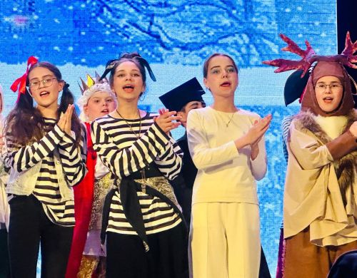 Норма мәктәбенең «Сәйяр» театр фестивале җиңүчеләре «Бозны эреткән йөрәк» спектаклен тәкъдим итте