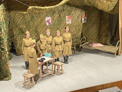 Балтач мәктәбе кызлары тамашачыга хатын-кызлар батальонындагы тормышны тасвирлады
