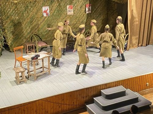 Балтач мәктәбе кызлары тамашачыга хатын-кызлар батальонындагы тормышны тасвирлады