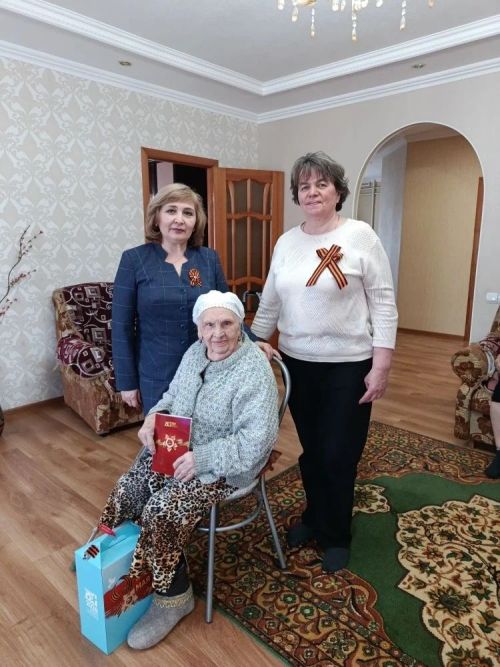 Көнне-төнгә ялгап, ач-ялангач, якынайтты алар Җиңү көнен...