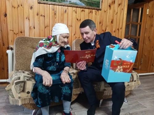 Көнне-төнгә ялгап, ач-ялангач, якынайтты алар Җиңү көнен...
