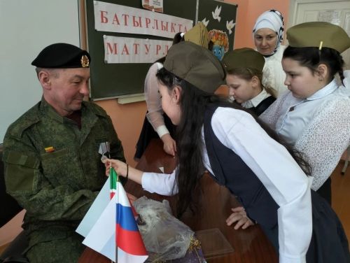 Медалеңне генә тотып карыймчы, абый!