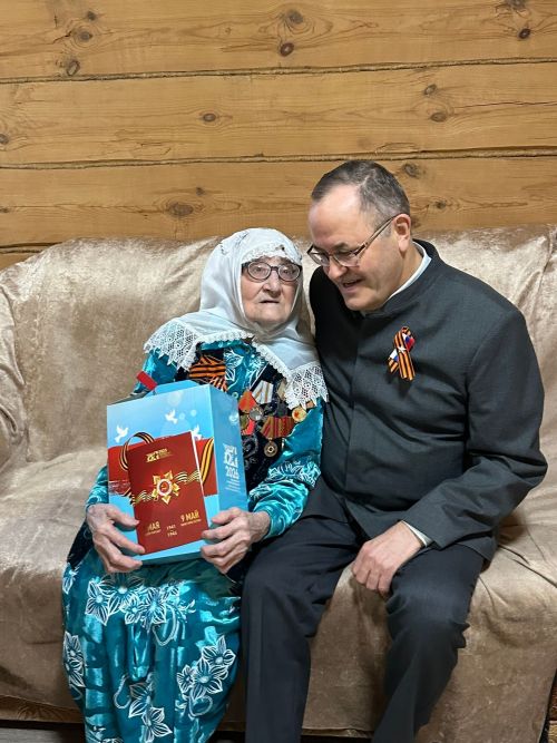 Көнне-төнгә ялгап, ач-ялангач, якынайтты алар Җиңү көнен...