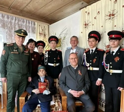 Көнне-төнгә ялгап, ач-ялангач, якынайтты алар Җиңү көнен...