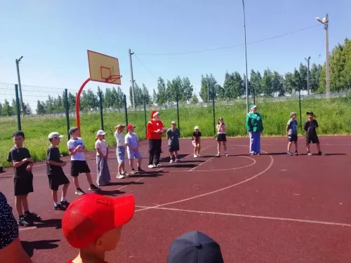 Соснаның  «Шатлык» мәктәп яны лагерына клоуннар кунакка килгән