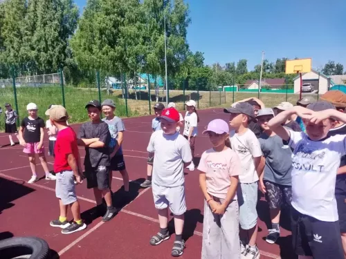 Соснаның  «Шатлык» мәктәп яны лагерына клоуннар кунакка килгән