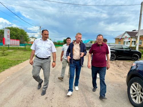 Балтач районы башлыгы төзелеш объектларында булып, эш барышы белән танышты