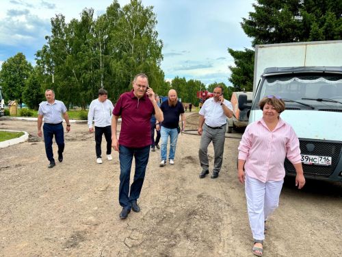 Балтач районы башлыгы төзелеш объектларында булып, эш барышы белән танышты