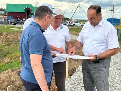Балтач районы башлыгы төзелеш объектларында булып, эш барышы белән танышты