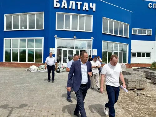 Балтач районы башлыгы төзелеш объектларында булып, эш барышы белән танышты