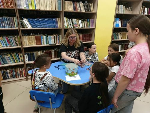 “Крепыш” җәйге ял лагерына йөрүче укучылар китапханәдә кунакта булды