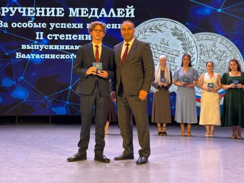 Балтачта 42 егет-кызга «Укудагы аерым уңышлары өчен» I һәм II дәрәҗә медальләр тапшырылды