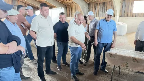 “Көзге чәчүгә әзерлек: Рамил Нотфуллин „Активист„ хуҗалыгы базасында киңәшмә үткәрде“