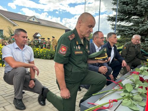 Бердәмлек билгесе: Алан авылында яңа һәйкәл ачылды
