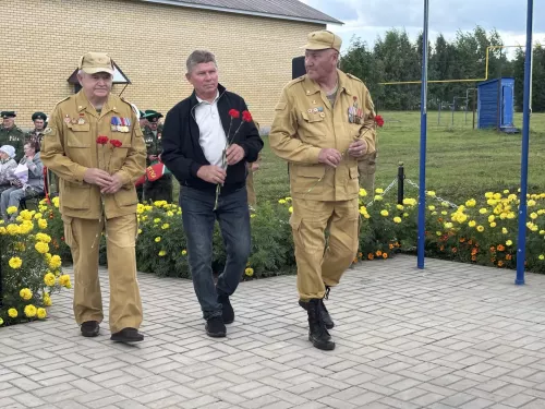 Бердәмлек билгесе: Алан авылында яңа һәйкәл ачылды