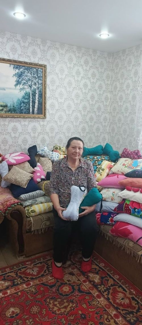 Балтач бистәсендә яшәүче Равилә апа Зарипова мендәрләр тегүен дәвам итә.