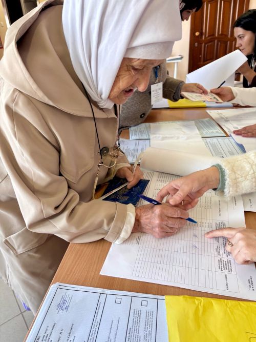 93 яшьлек Шәмсенур Насибуллина сайлау участогына беренчеләрдән булып килде