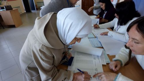 93 яшьлек Шәмсенур Насибуллина сайлау участогына беренчеләрдән булып килде