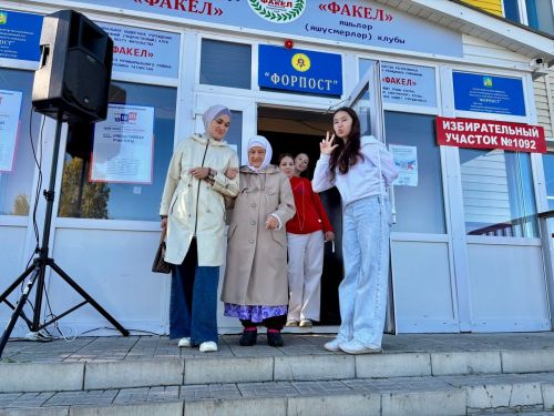 93 яшьлек Шәмсенур Насибуллина сайлау участогына беренчеләрдән булып килде
