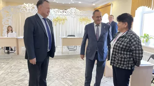 Министр сайлаучылар белән аралашты