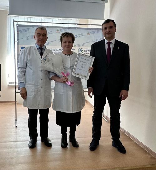 Министр алдынгы хезмәткәрләрне бүләкләп узды