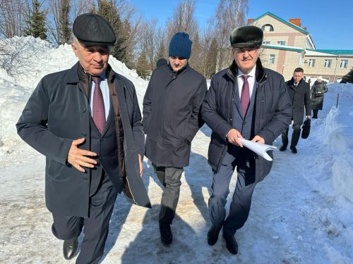 Министр алдынгы хезмәткәрләрне бүләкләп узды