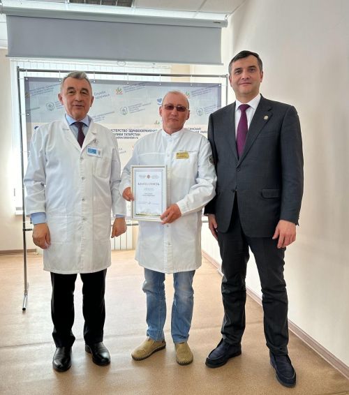 Министр алдынгы хезмәткәрләрне бүләкләп узды