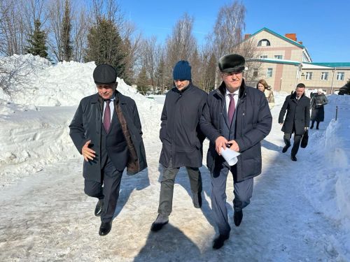Министр алдынгы хезмәткәрләрне бүләкләп узды
