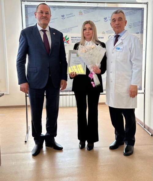 Министр алдынгы хезмәткәрләрне бүләкләп узды