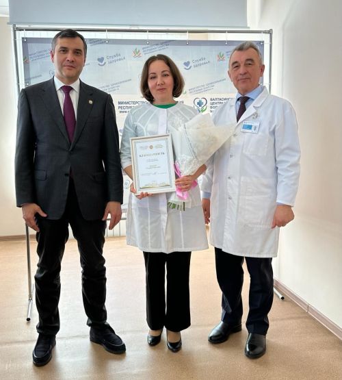 Министр алдынгы хезмәткәрләрне бүләкләп узды