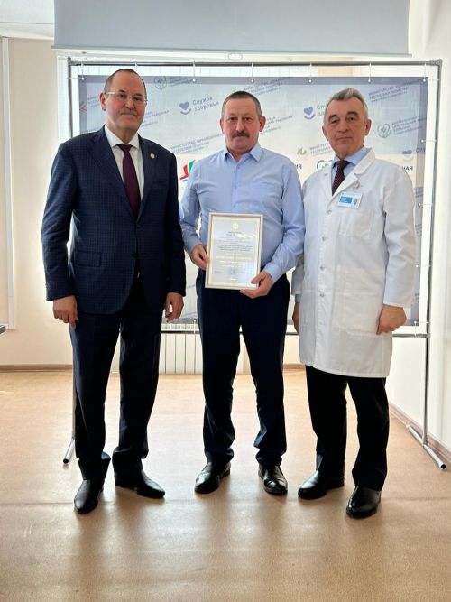 Министр алдынгы хезмәткәрләрне бүләкләп узды