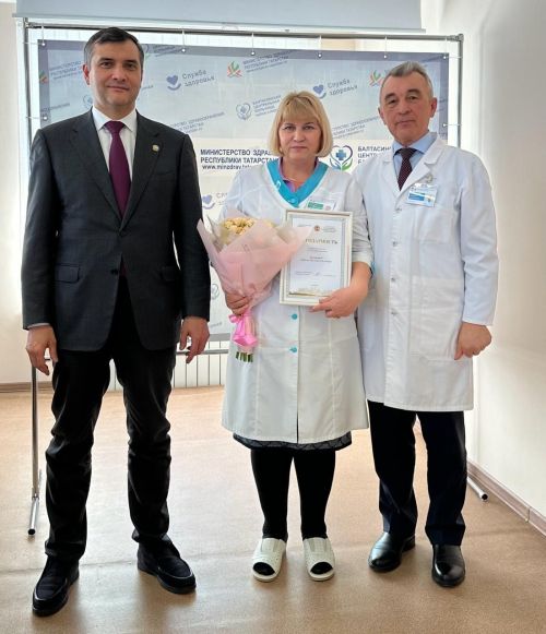 Министр алдынгы хезмәткәрләрне бүләкләп узды