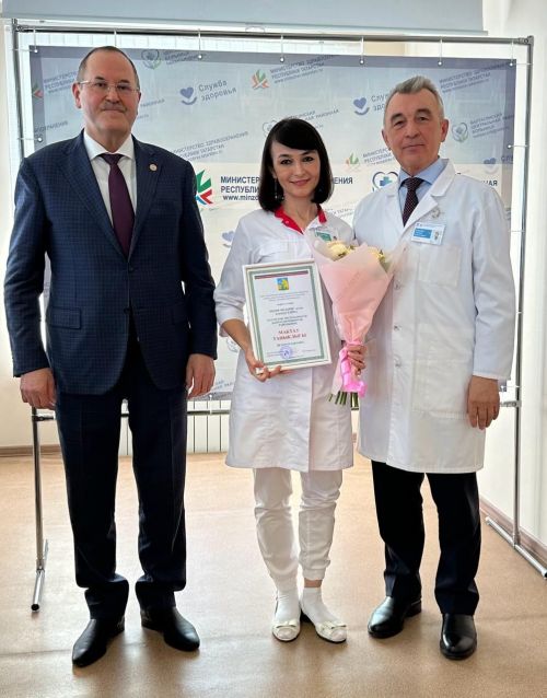 Министр алдынгы хезмәткәрләрне бүләкләп узды