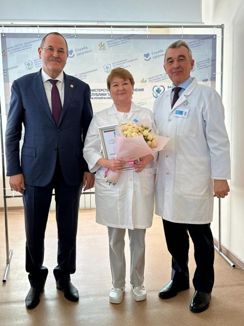 Министр алдынгы хезмәткәрләрне бүләкләп узды
