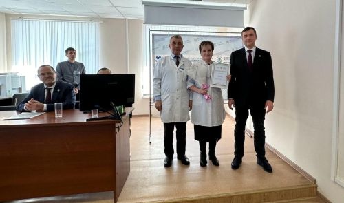 Министр алдынгы хезмәткәрләрне бүләкләп узды