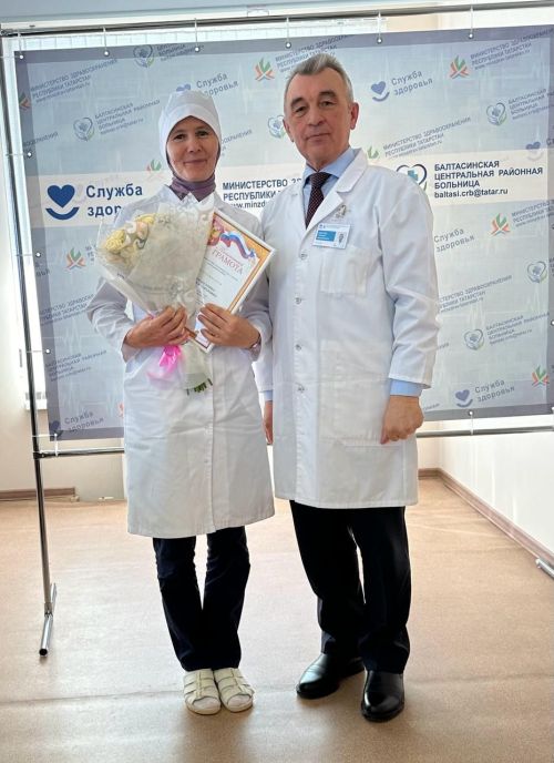 Министр алдынгы хезмәткәрләрне бүләкләп узды