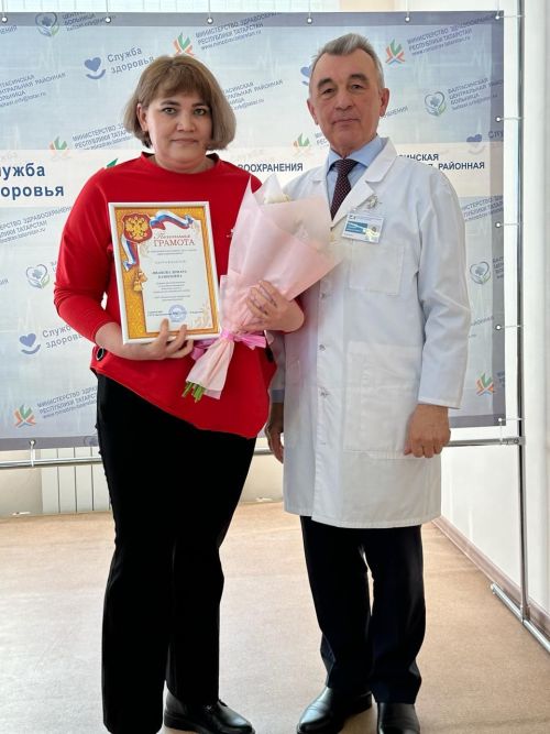 Министр алдынгы хезмәткәрләрне бүләкләп узды