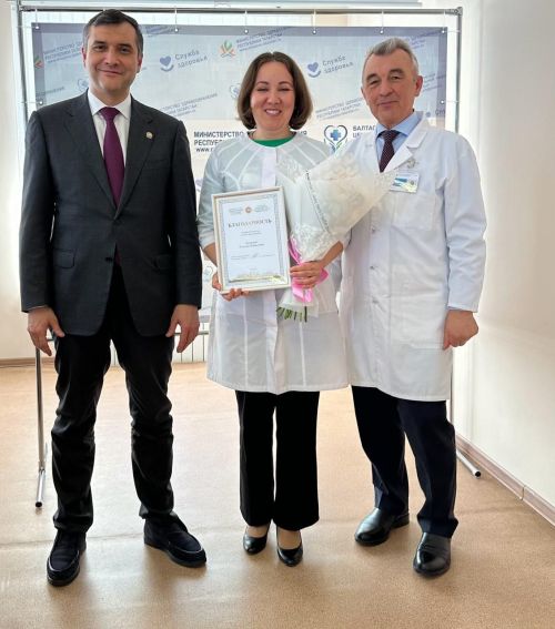Министр алдынгы хезмәткәрләрне бүләкләп узды
