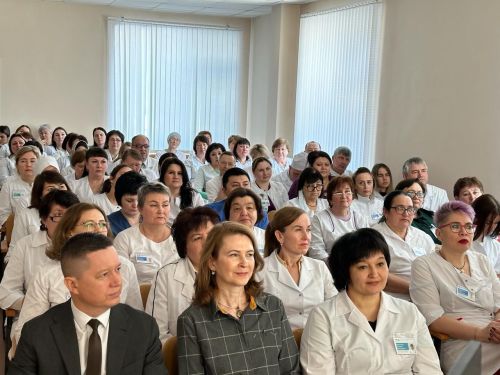 Министр алдынгы хезмәткәрләрне бүләкләп узды
