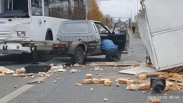 Буханками хлеба засыпало одну из дорог в Набережных Челнах после ДТП с мини-фургоном