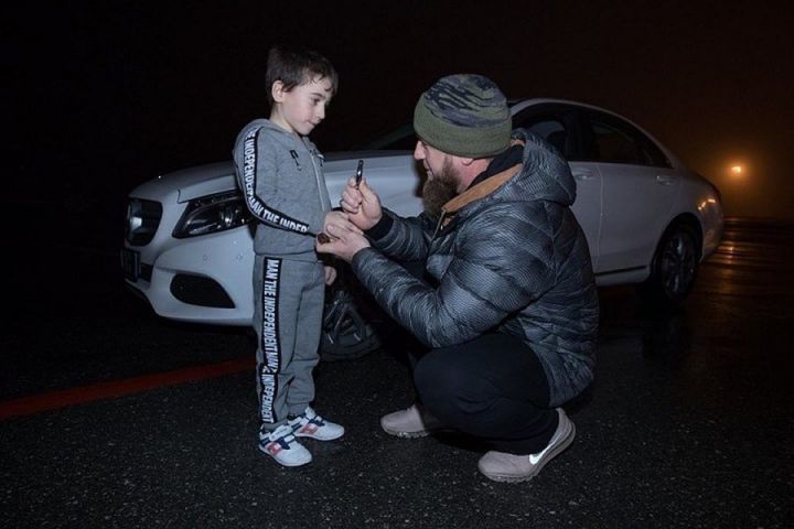 Рамзан Кадыров 5 яшьлек балага ап-ак Mercedes бүләк итә (видео)
